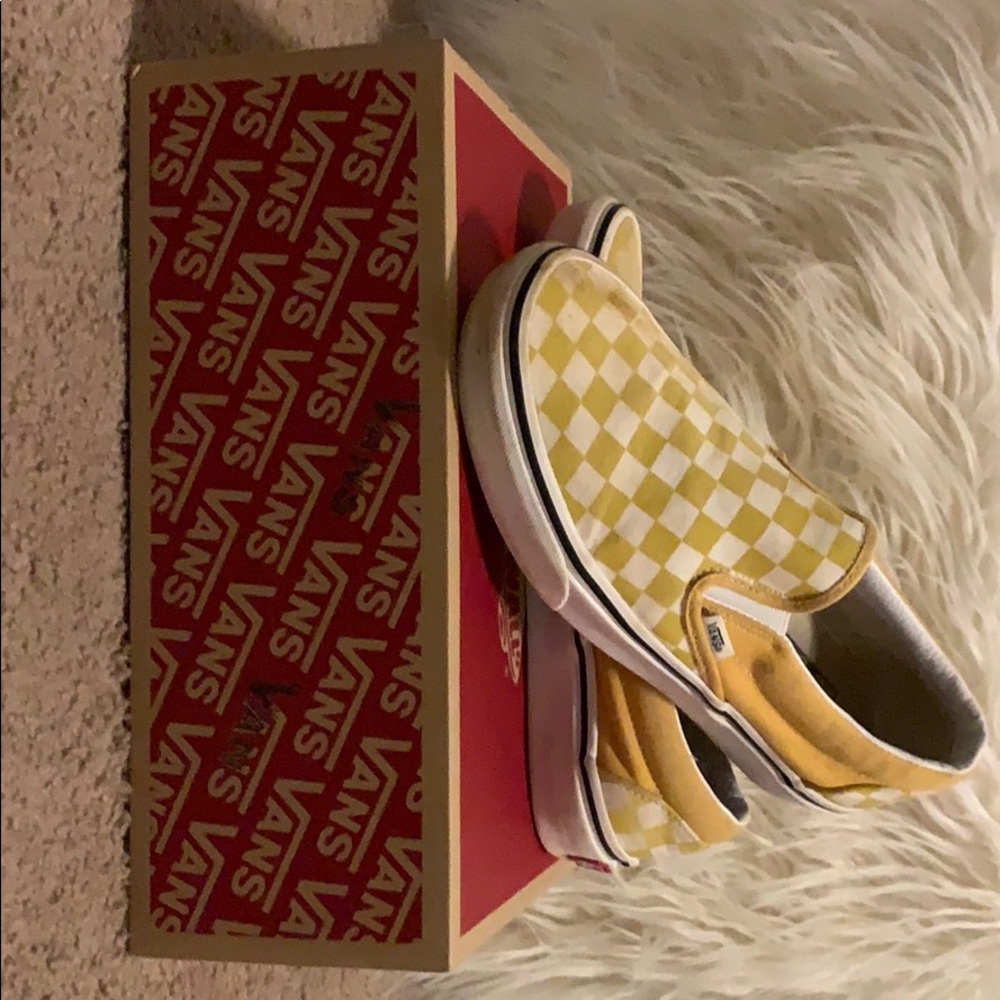 Yellow and white checkered low top vans.